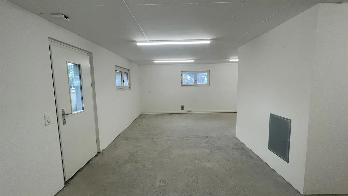 Espace polyvalent utilisable (Commercial/Atelier/Stockage/Bureau) d'environ 100 m² - Photo 3 sur 10