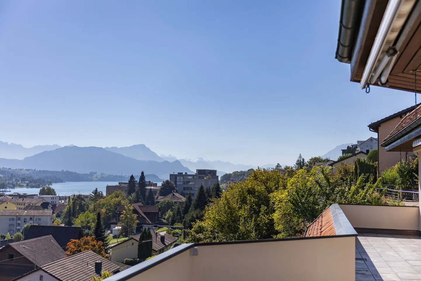 Vie exclusive avec vue imprenable sur la montagne et le lac - Photo 3 sur 23
