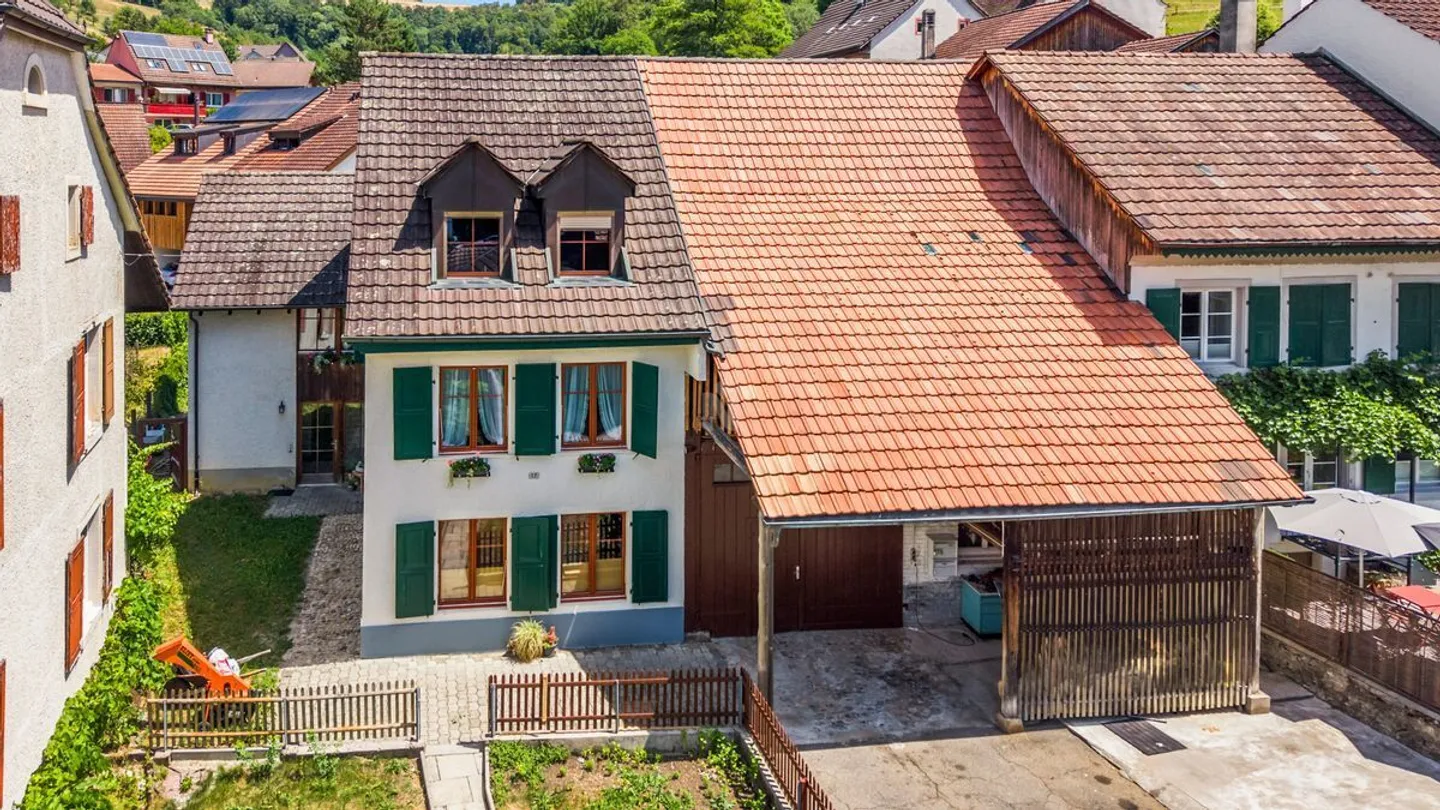 Idylle de village, central, beaucoup de potentiel et avec un appartement de 2,5 pièces (maison intergénérationnelle) - Photo 2 sur 13