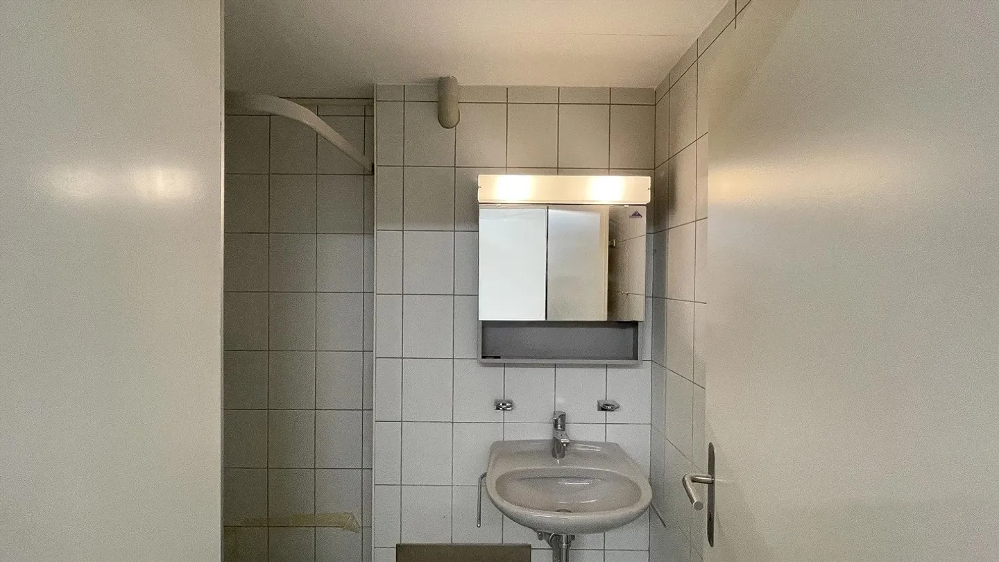 Espace polyvalent utilisable (Commercial/Atelier/Stockage/Bureau) d'environ 100 m² - Photo 8 sur 10