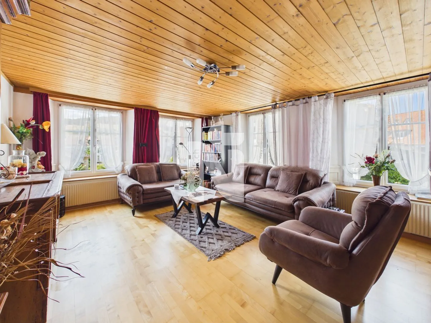Idylle de village, central, beaucoup de potentiel et avec un appartement de 2,5 pièces (maison intergénérationnelle) - Photo 5 sur 13