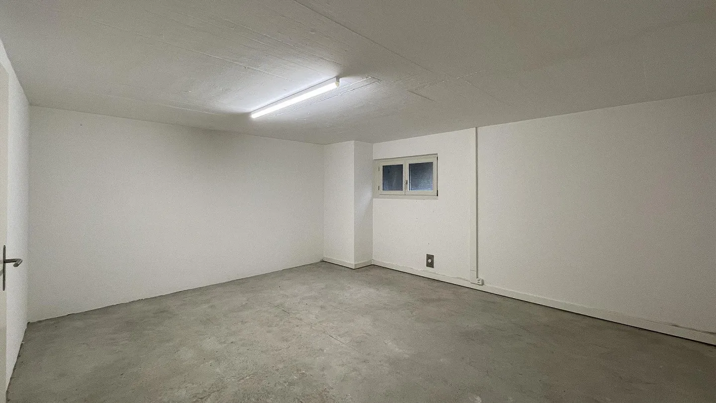 Espace polyvalent utilisable (Commercial/Atelier/Stockage/Bureau) d'environ 100 m² - Photo 5 sur 10