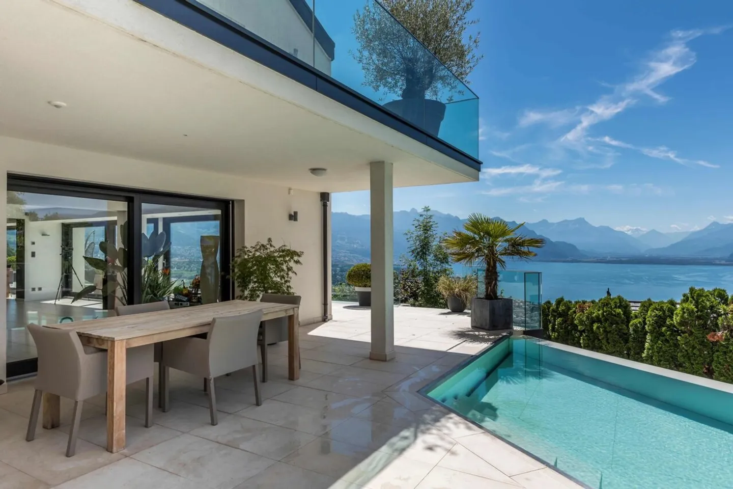 Helle Immobilie mit Pool und Panoramablick - Foto 4 von 13