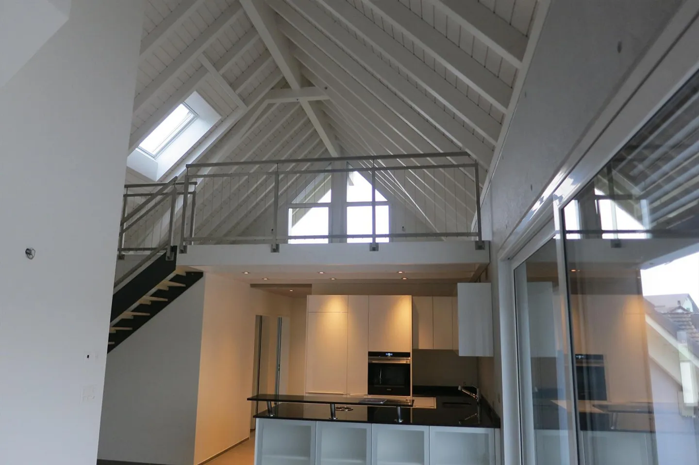 Modern 6.5-room apartment with gallery, 2 terraces & separate laundry room - Photo 6 of 17