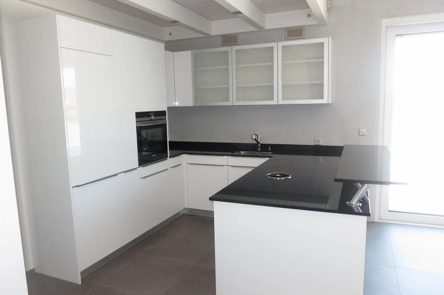 Modern 6.5-room apartment with gallery, 2 terraces & separate laundry room - Photo 7 of 17