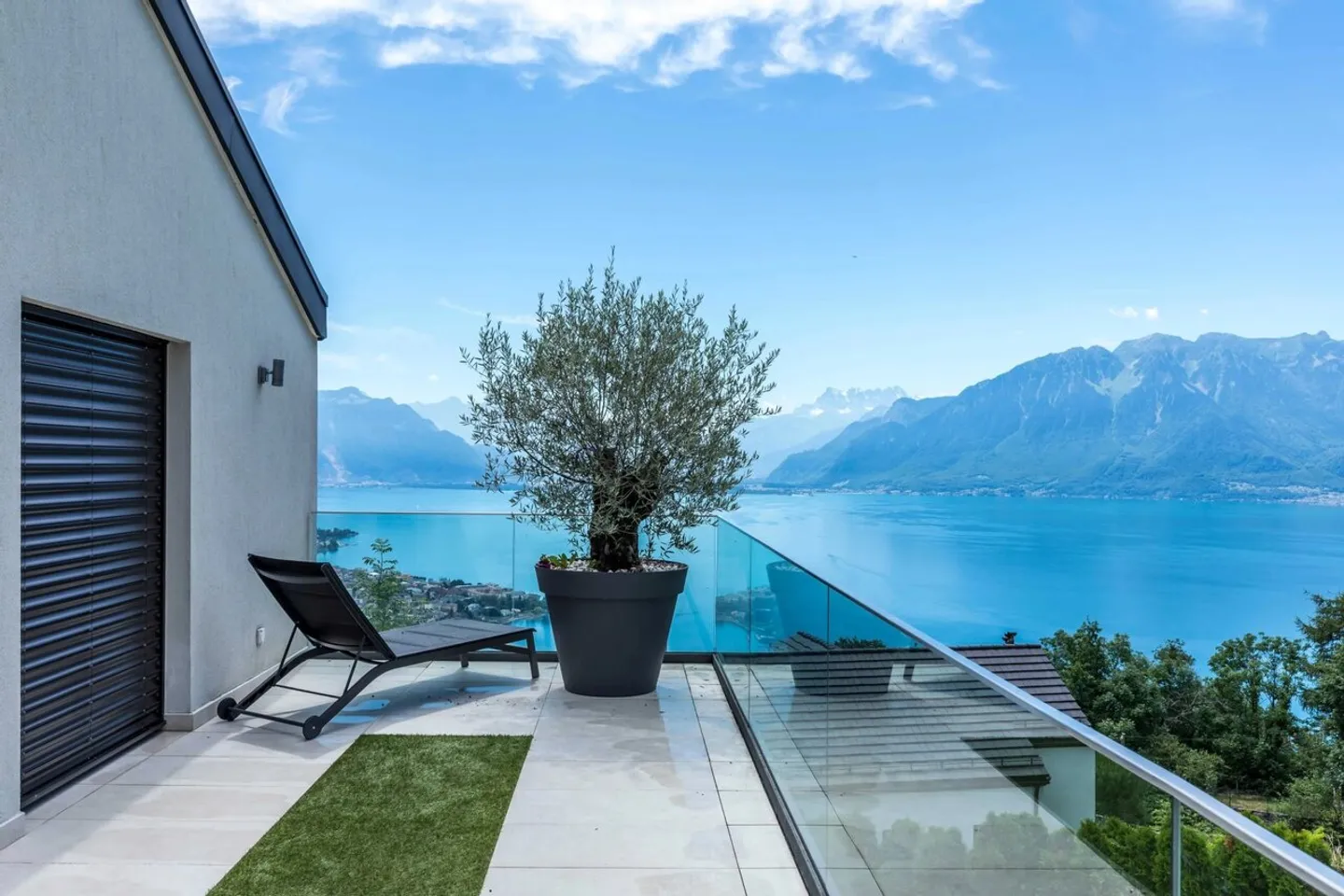 Helle Immobilie mit Pool und Panoramablick - Foto 6 von 13