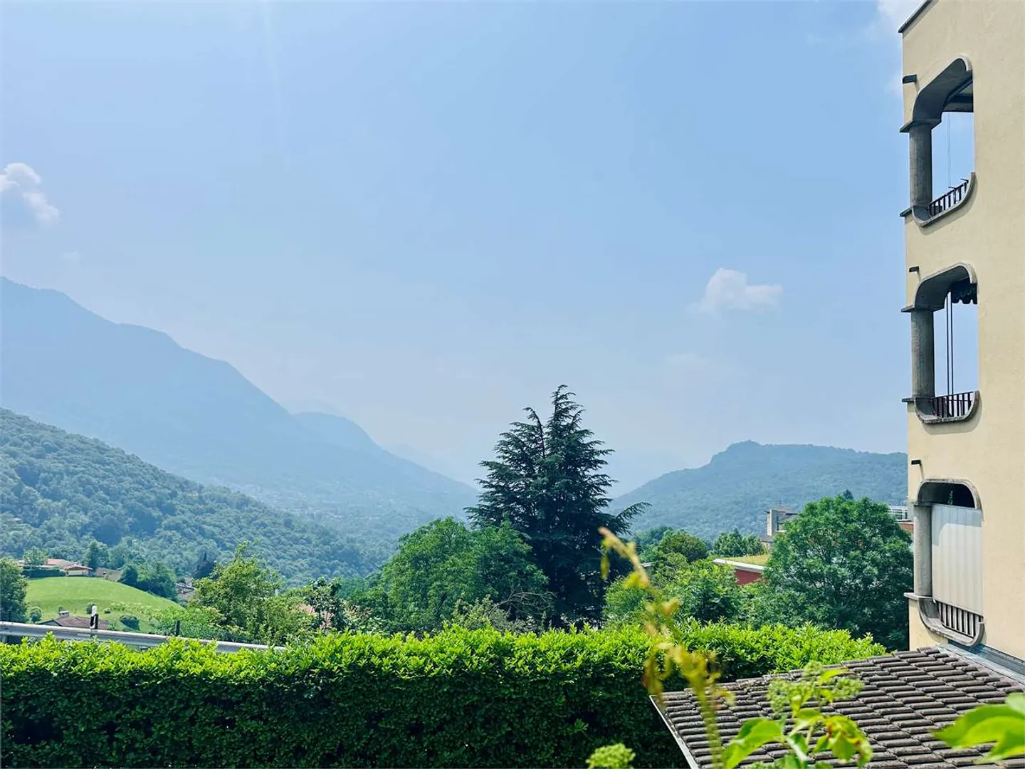 Spacious 2.5-room apartment with terrace and lake view as well as swimming pool - Photo 1 of 13