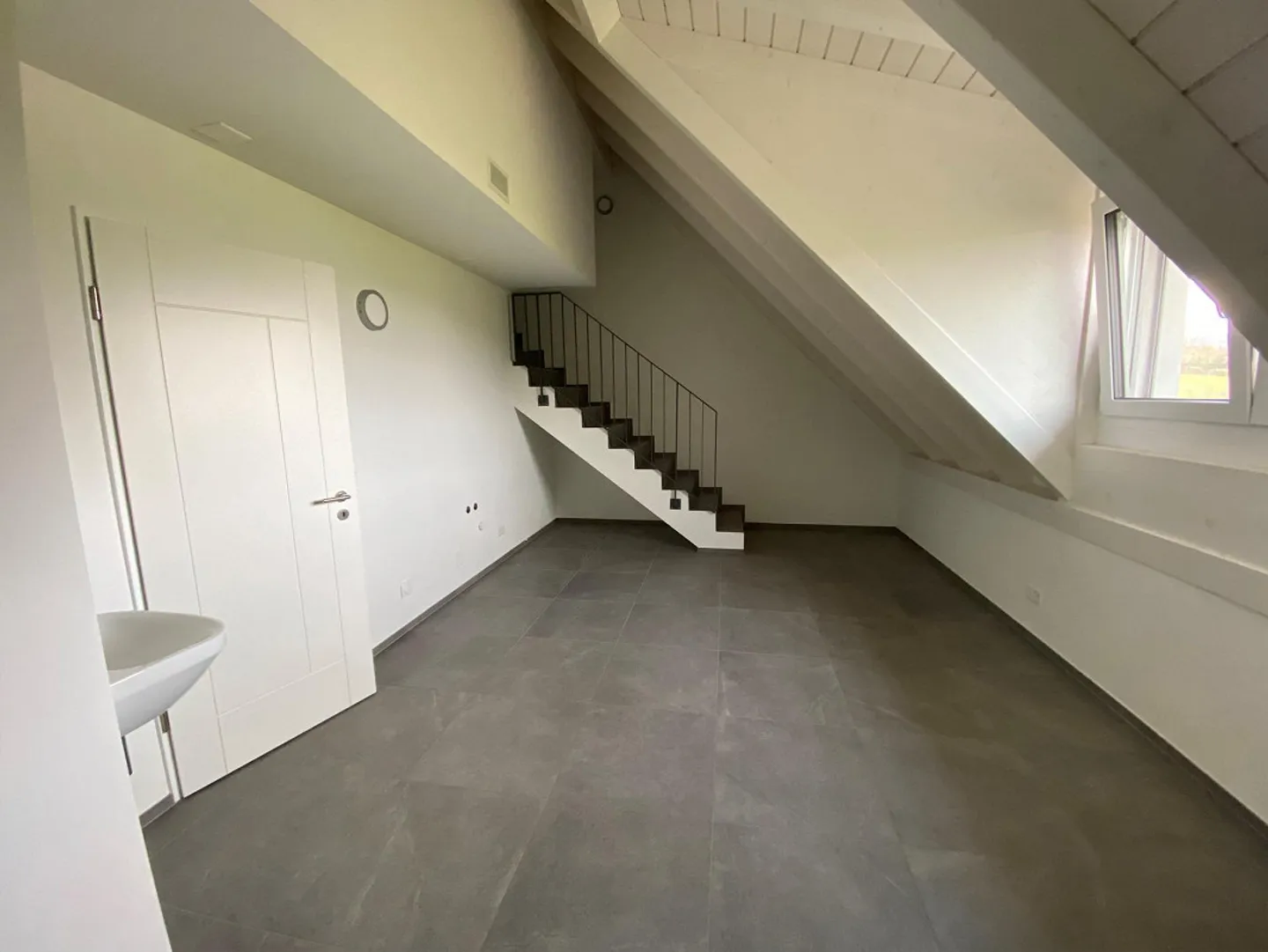Modern 6.5-room apartment with gallery, 2 terraces & separate laundry room - Photo 16 of 17