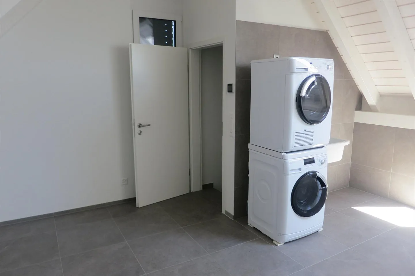 Modern 6.5-room apartment with gallery, 2 terraces & separate laundry room - Photo 17 of 17