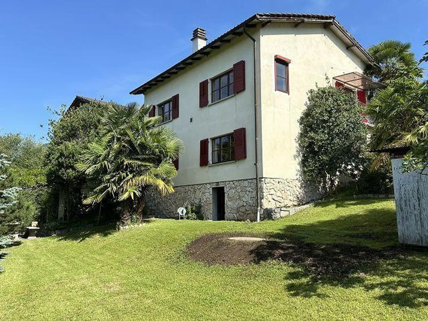Villetta di 5 1/2 locali con giardino e riserva di costruzione in una posizione molto tranquilla e soleggiata - Foto 1 di 36