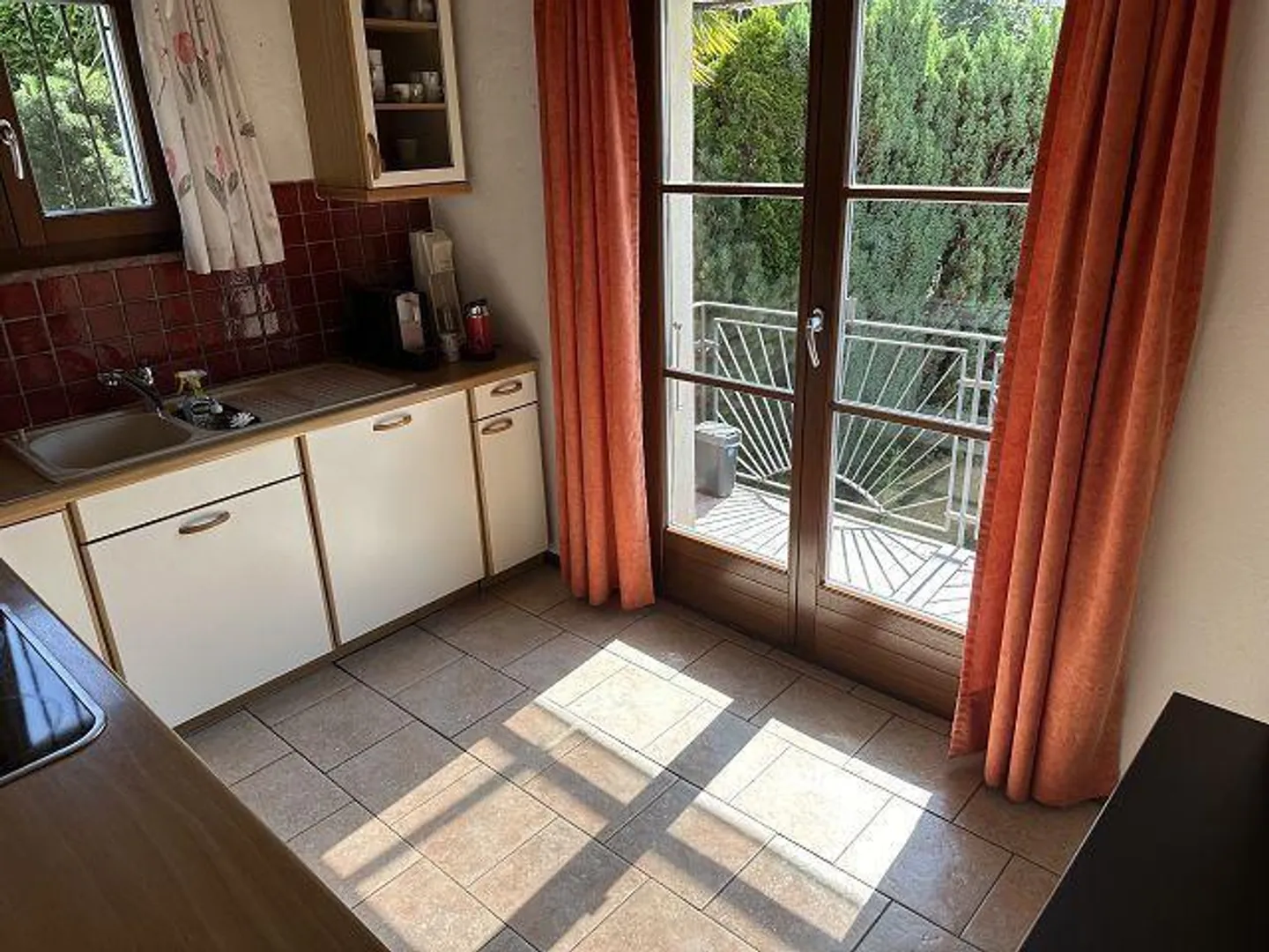 Villetta di 5 1/2 locali con giardino e riserva di costruzione in una posizione molto tranquilla e soleggiata - Foto 9 di 36