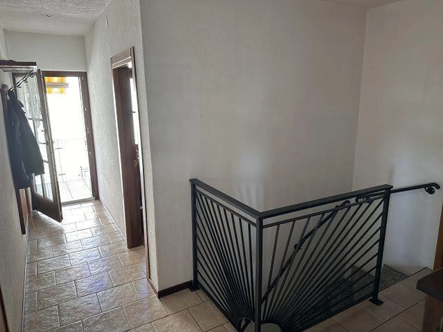 Villetta di 5 1/2 locali con giardino e riserva di costruzione in una posizione molto tranquilla e soleggiata - Foto 18 di 36