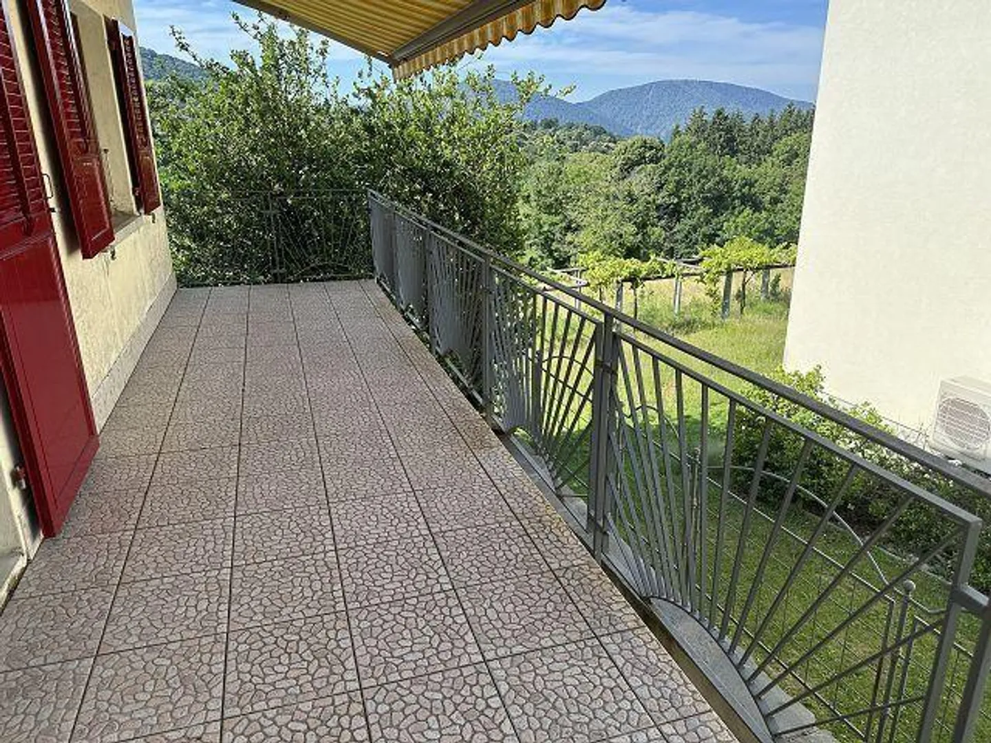 Villetta di 5 1/2 locali con giardino e riserva di costruzione in una posizione molto tranquilla e soleggiata - Foto 21 di 36
