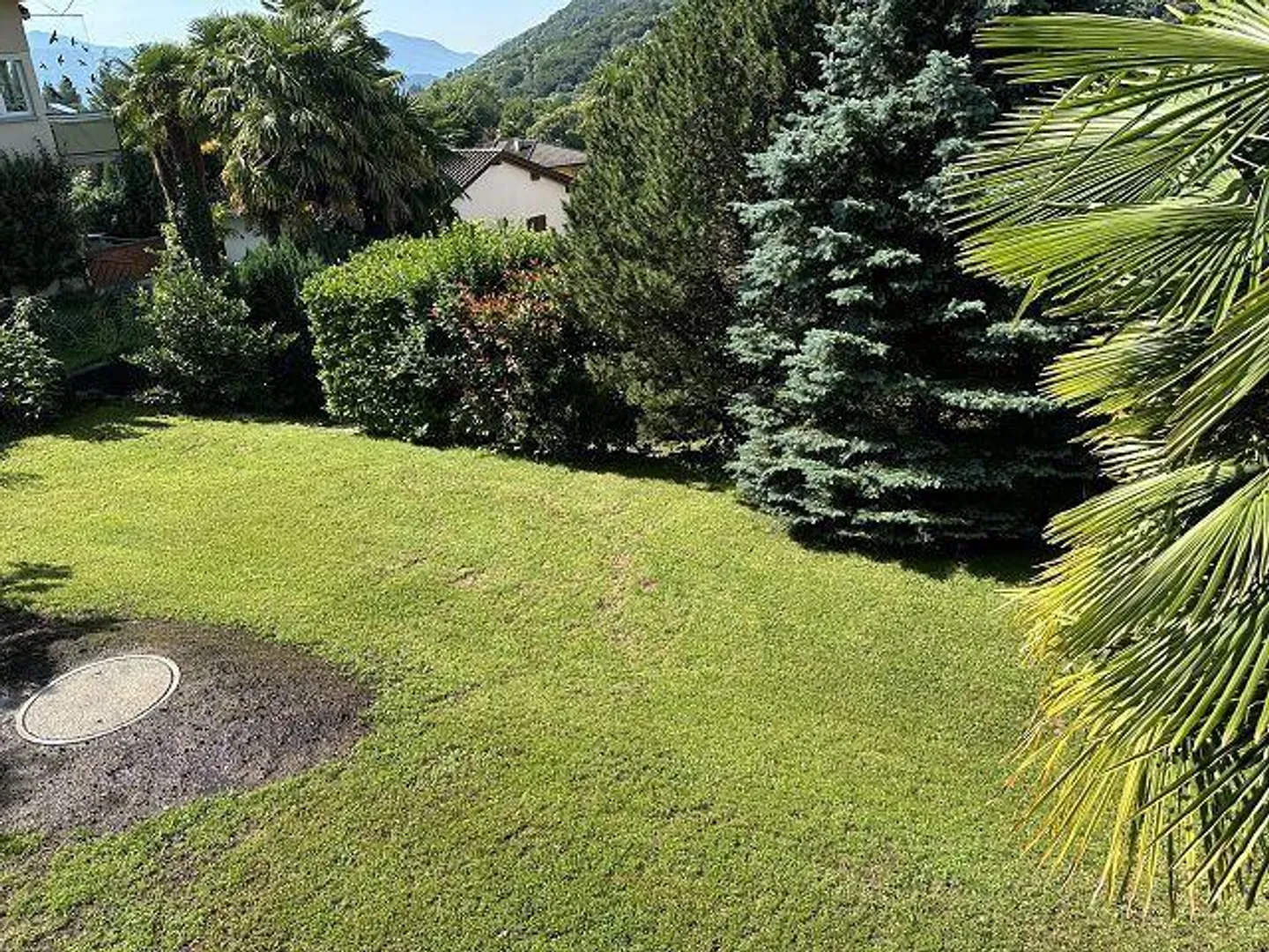 Villetta di 5 1/2 locali con giardino e riserva di costruzione in una posizione molto tranquilla e soleggiata - Foto 24 di 36