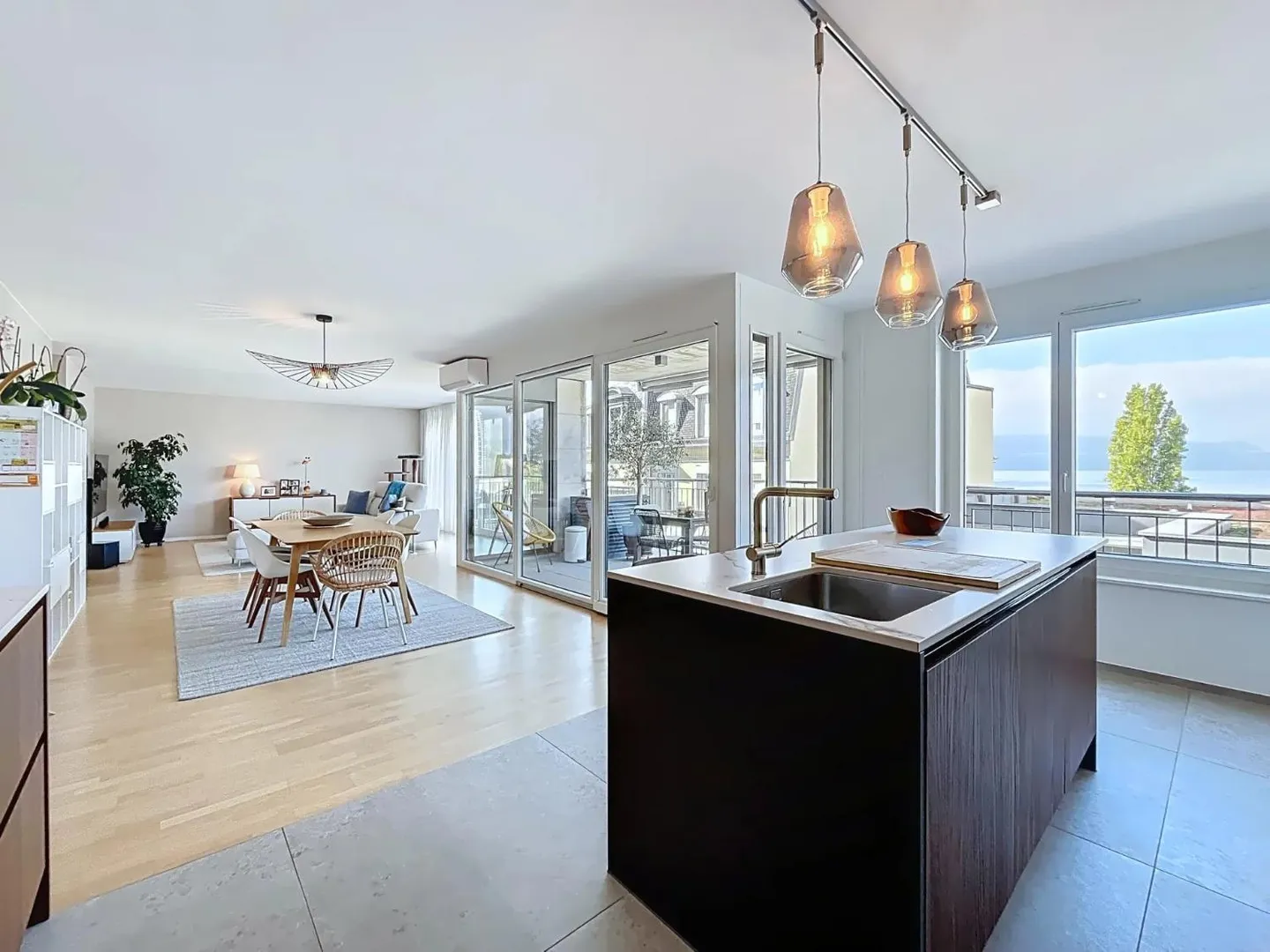 Apartment with 4.5 rooms in the center of Montreux - Photo 1 of 13