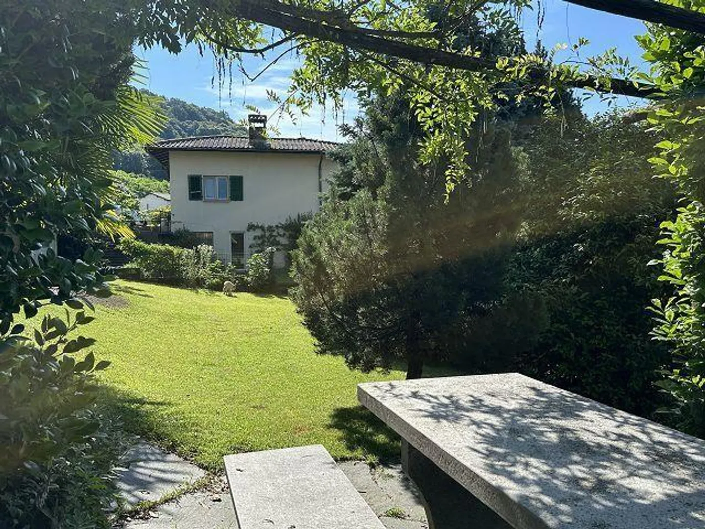Villetta di 5 1/2 locali con giardino e riserva di costruzione in una posizione molto tranquilla e soleggiata - Foto 28 di 36