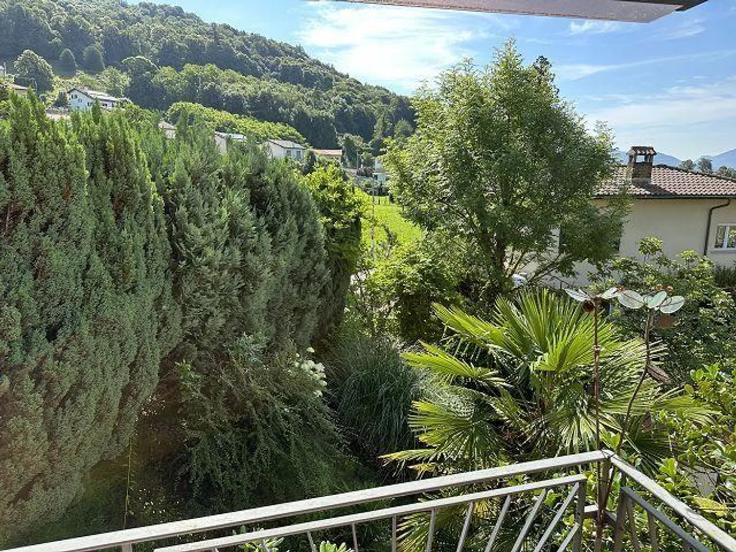 Villetta di 5 1/2 locali con giardino e riserva di costruzione in una posizione molto tranquilla e soleggiata - Foto 29 di 36