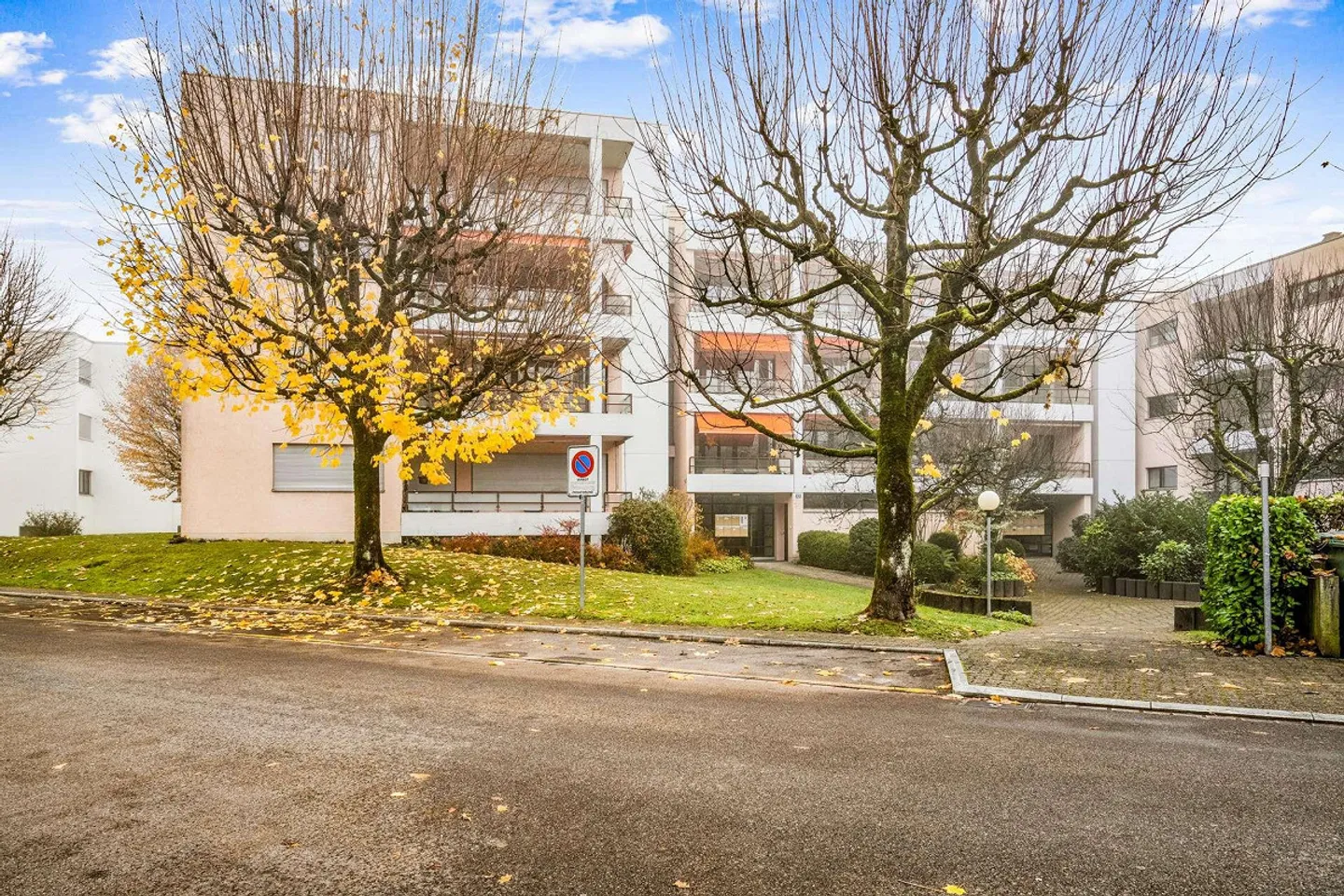 Luminoso appartamento di 4,5 stanze con sala hobby e tre posti auto a Wallisellen - Foto 1 di 9