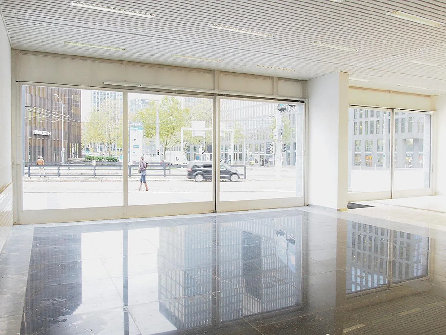 Spazio commerciale attraente di 250 m² in una posizione privilegiata a Zurigo Oerlikon! - Foto 2 di 9