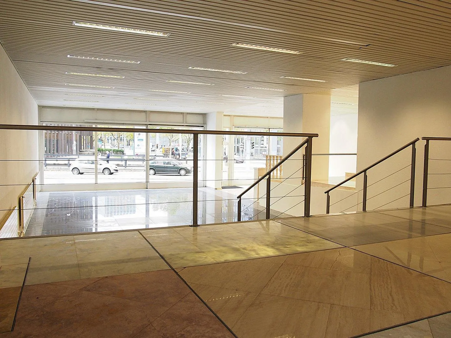 Spazio commerciale attraente di 250 m² in una posizione privilegiata a Zurigo Oerlikon! - Foto 4 di 9