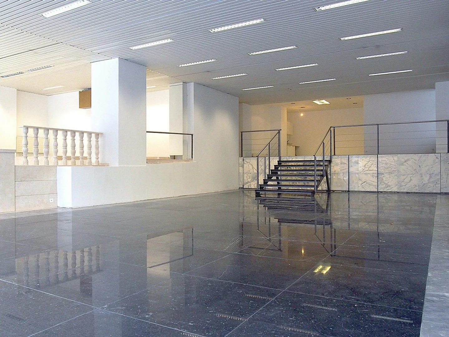 Spazio commerciale attraente di 250 m² in una posizione privilegiata a Zurigo Oerlikon! - Foto 3 di 9