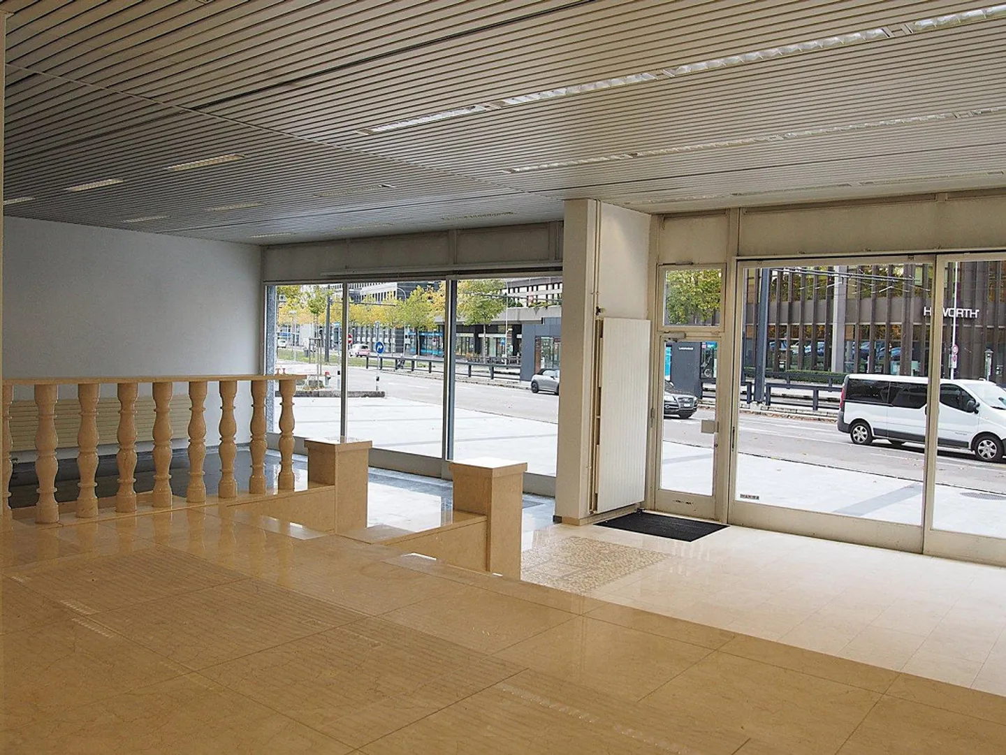 Spazio commerciale attraente di 250 m² in una posizione privilegiata a Zurigo Oerlikon! - Foto 5 di 9