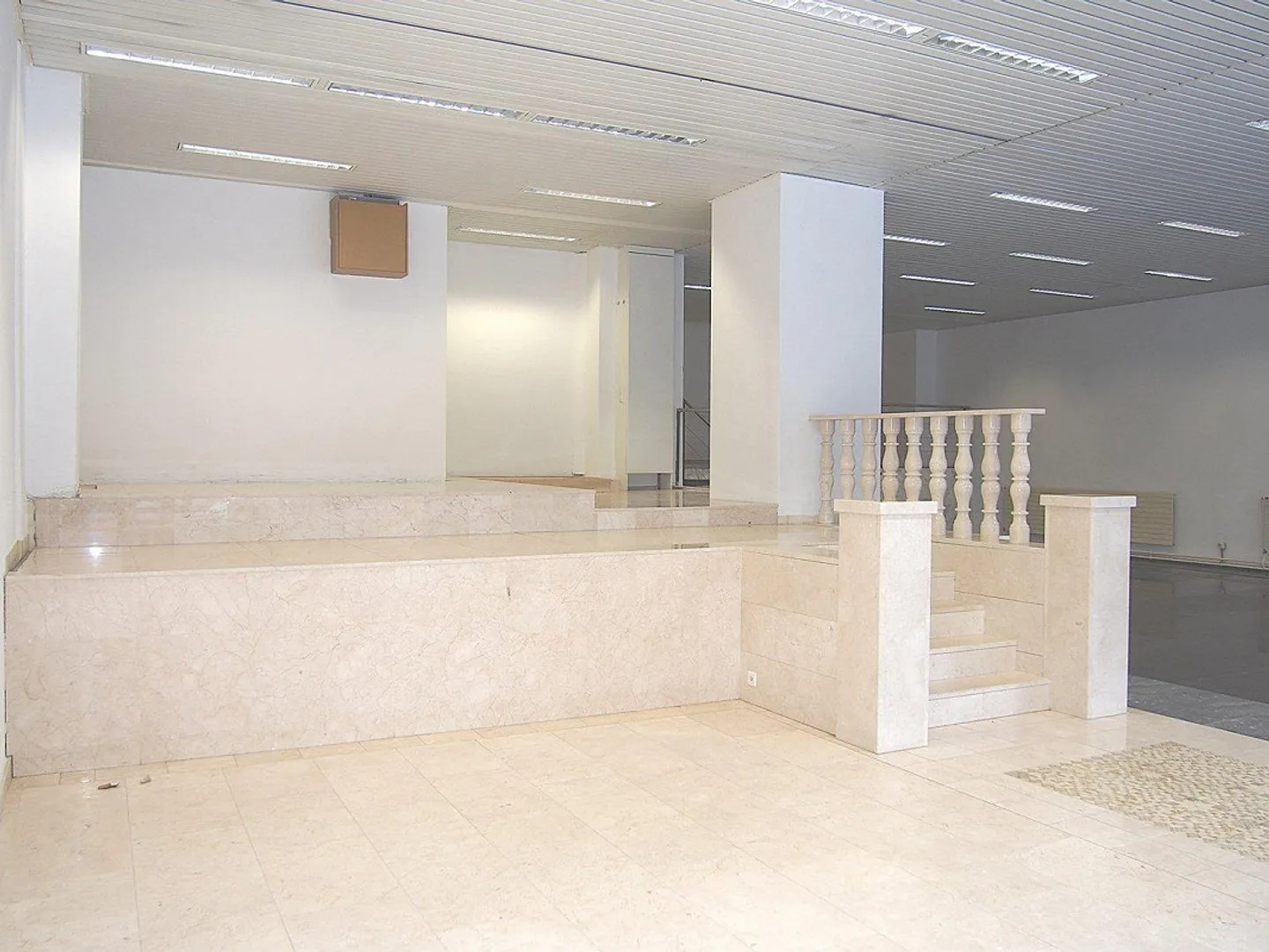 Spazio commerciale attraente di 250 m² in una posizione privilegiata a Zurigo Oerlikon! - Foto 7 di 9