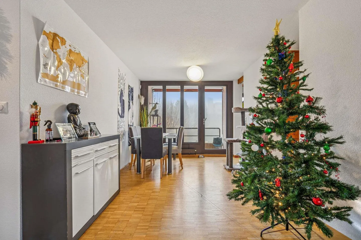 Luminoso appartamento di 4,5 stanze con sala hobby e tre posti auto a Wallisellen - Foto 2 di 9