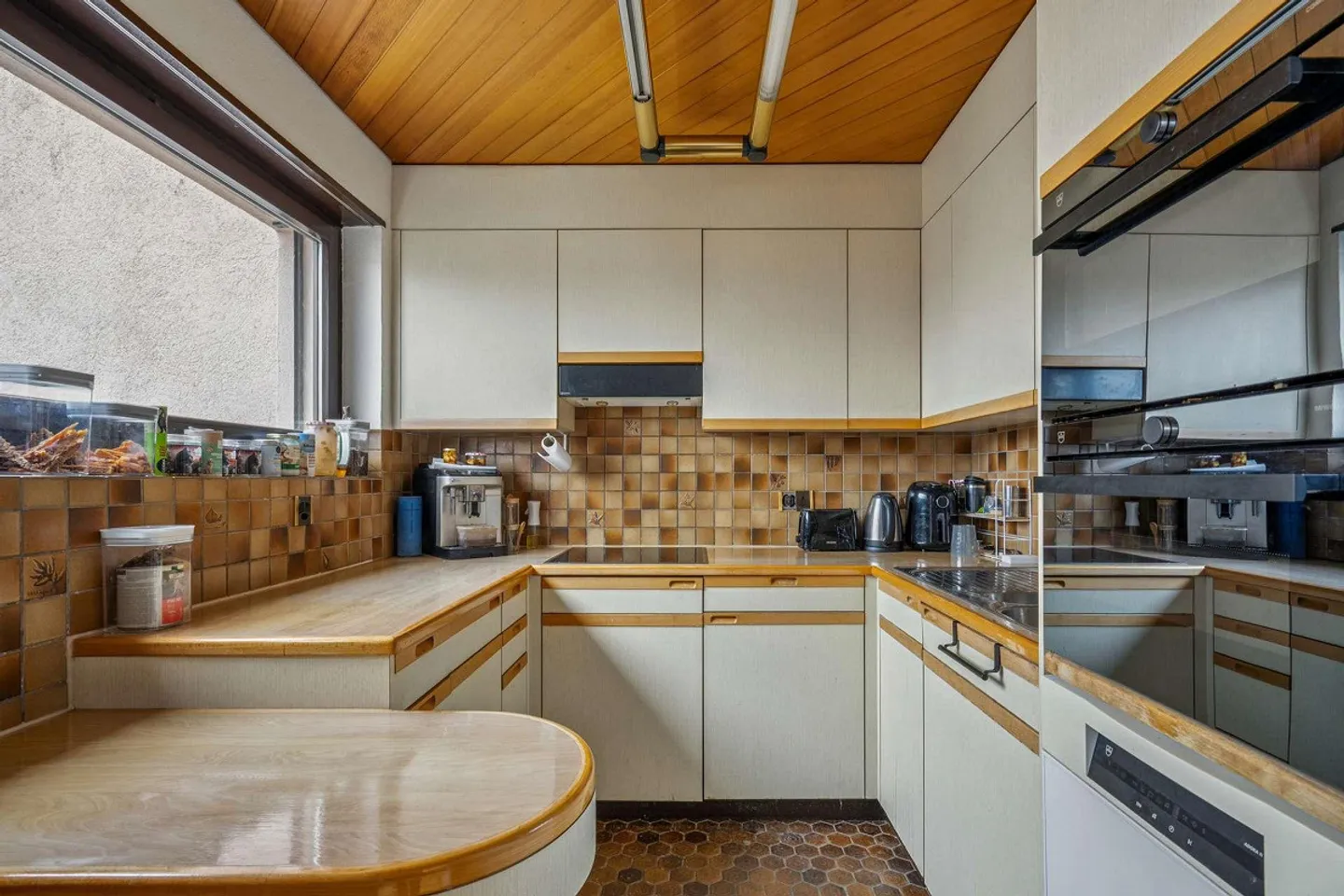 Luminoso appartamento di 4,5 stanze con sala hobby e tre posti auto a Wallisellen - Foto 3 di 9