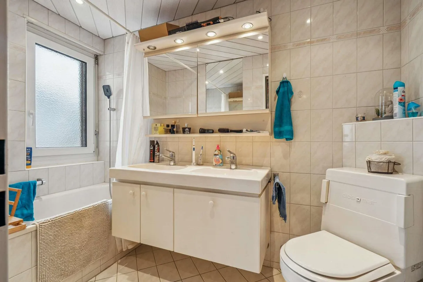 Luminoso appartamento di 4,5 stanze con sala hobby e tre posti auto a Wallisellen - Foto 6 di 9