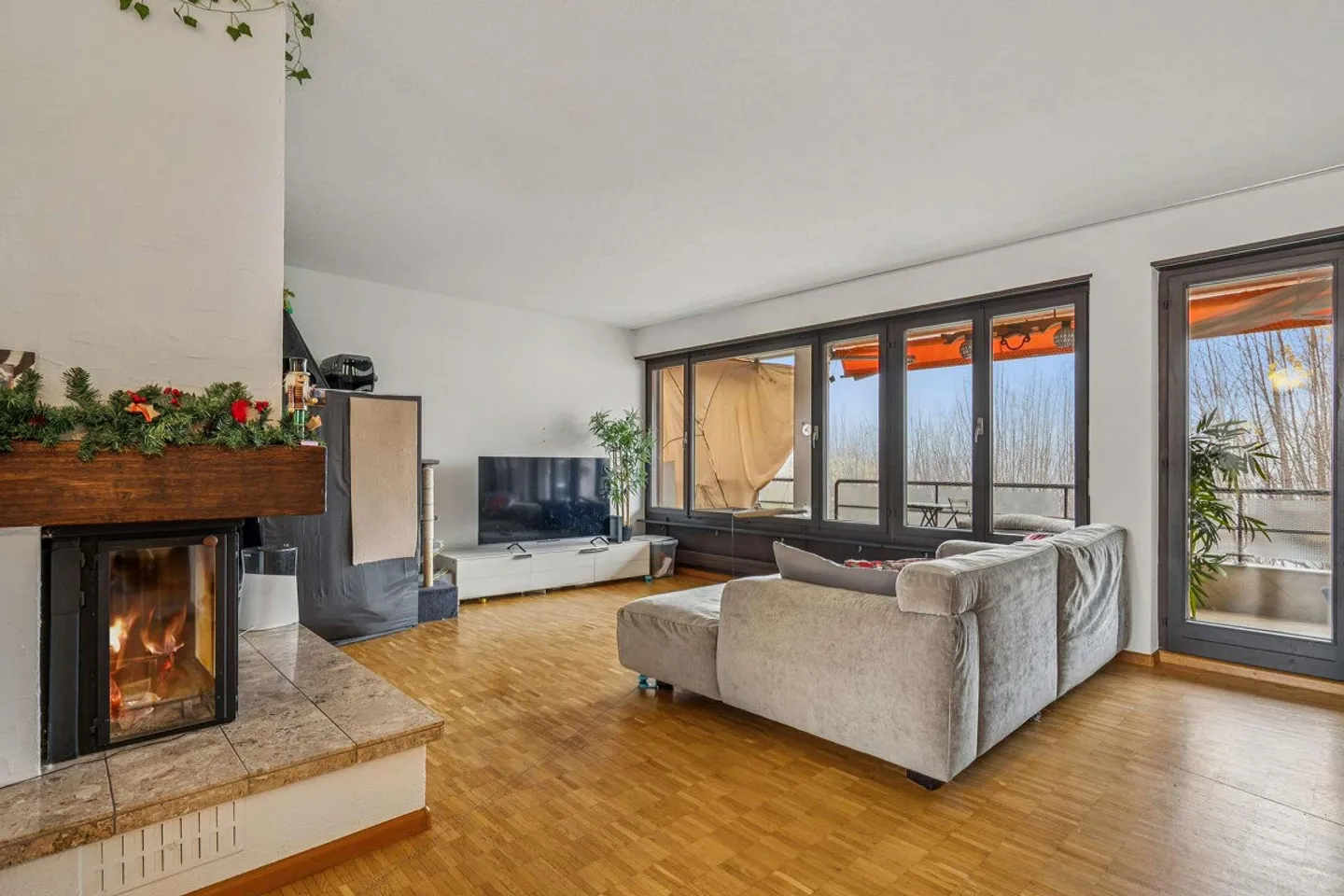 Luminoso appartamento di 4,5 stanze con sala hobby e tre posti auto a Wallisellen - Foto 4 di 9