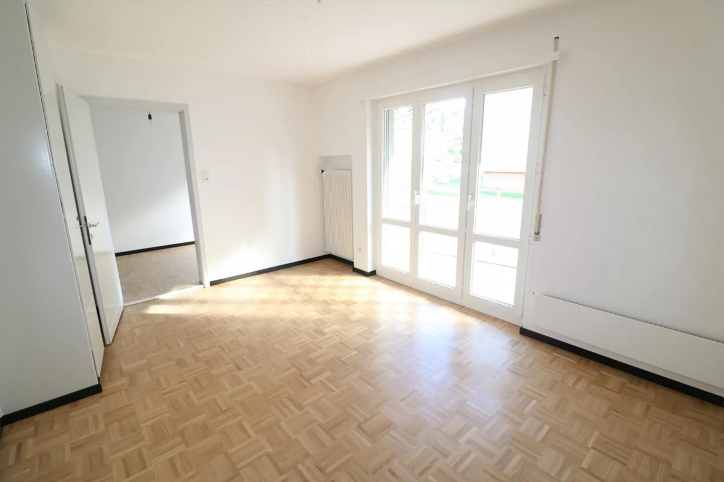 Spacious apartment with great dining area and balcony. - Photo 3 of 8