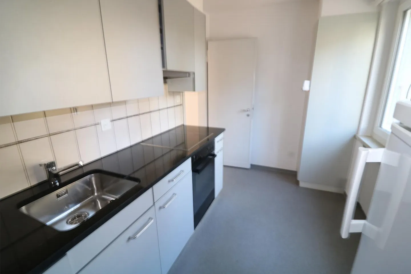 Spacious apartment with great dining area and balcony. - Photo 4 of 8