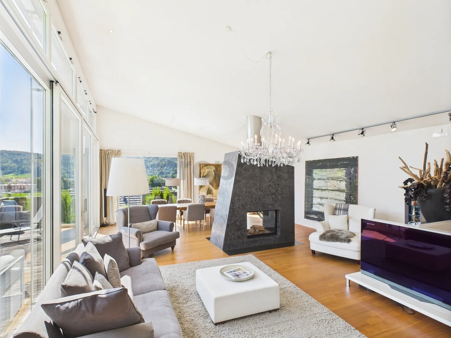 Zeitlose Eleganz trifft modernen Luxus  Ihre Traumvilla mit Pool &amp; Wellness-Oase - Foto 2 von 13
