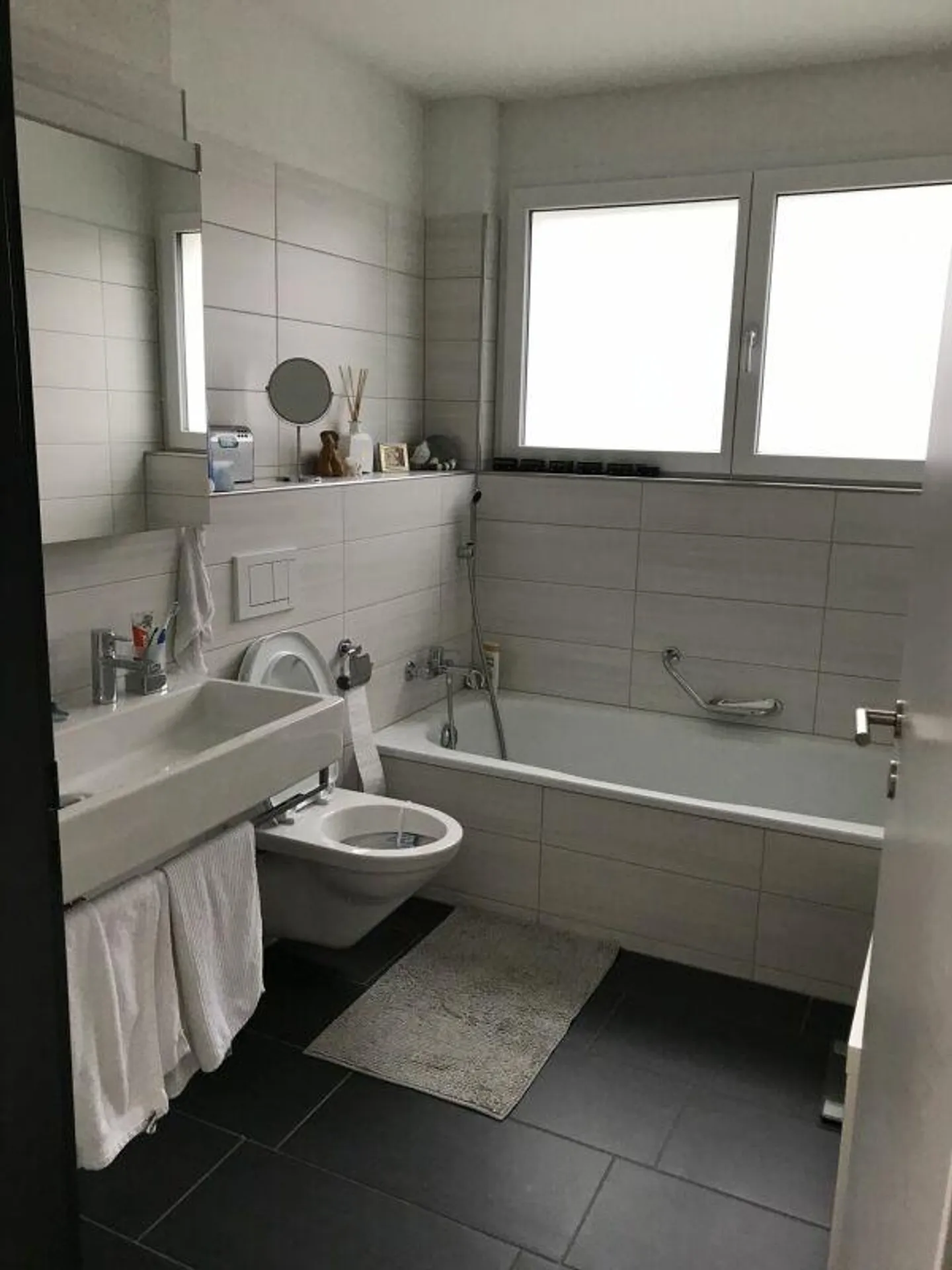 Light-flooded penthouse apartment with wrap-around terrace - Photo 2 of 9