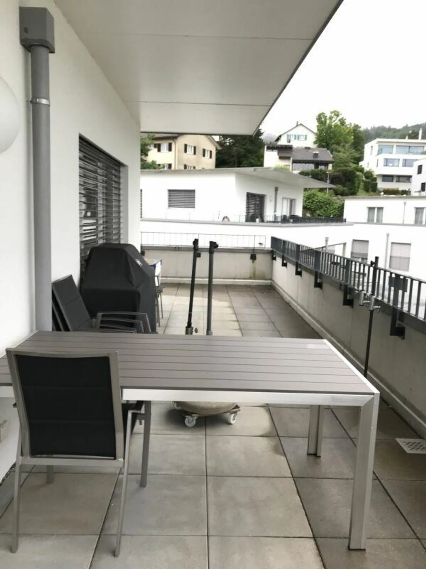 Light-flooded penthouse apartment with wrap-around terrace - Photo 8 of 9