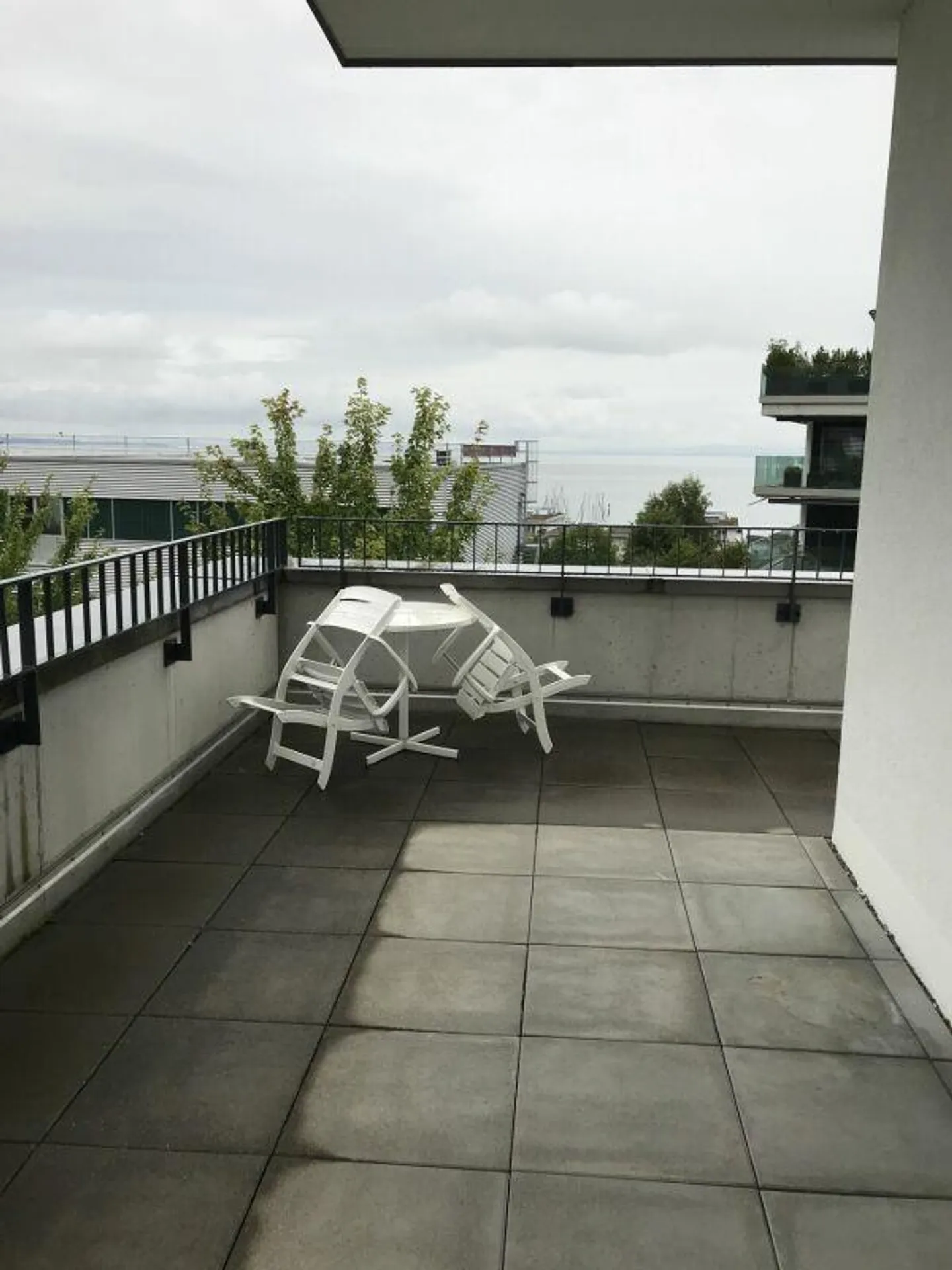 Light-flooded penthouse apartment with wrap-around terrace - Photo 7 of 9