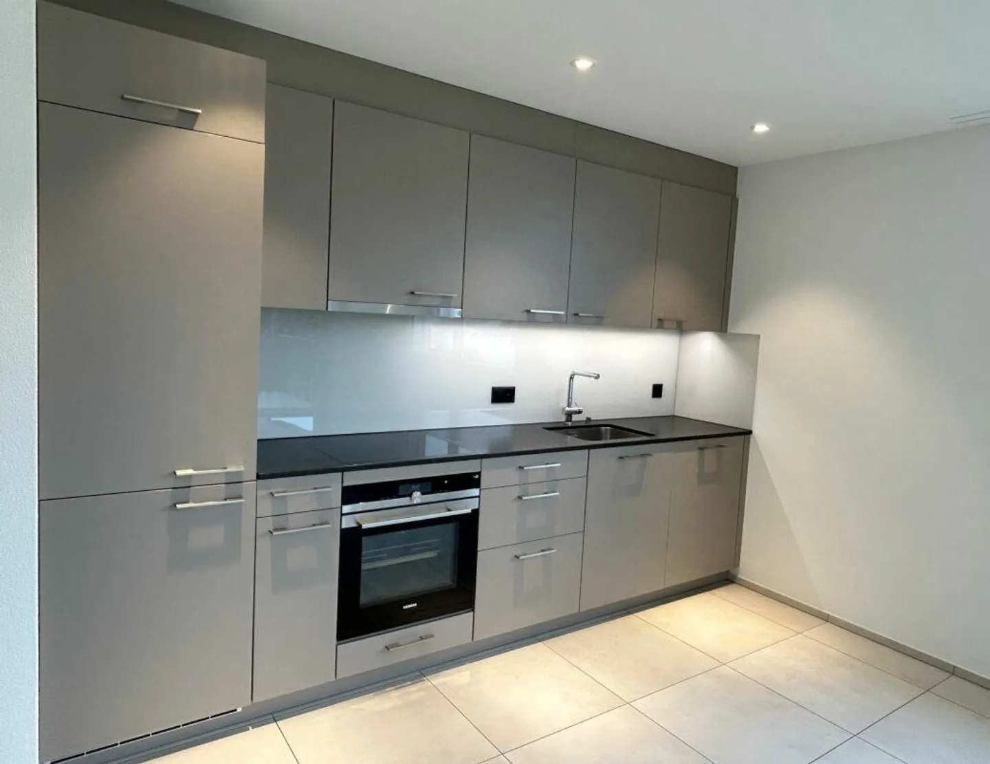 Vivre dans le vert - Appartement 2.5 pièces au 2ème étage - Photo 3 sur 12