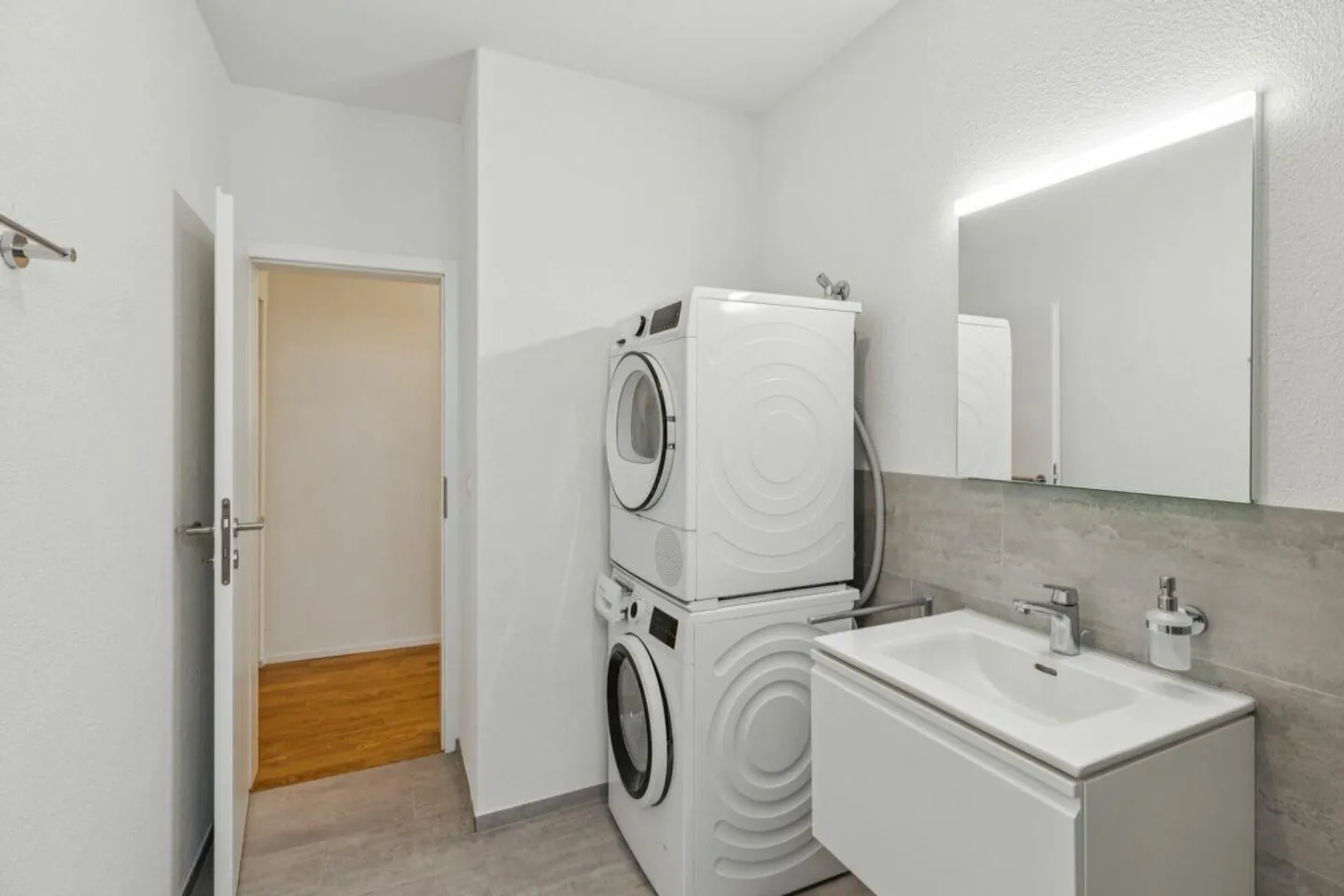 First occupancy! 3.5-room apartment in a separate house section with terrace - Photo 5 of 18