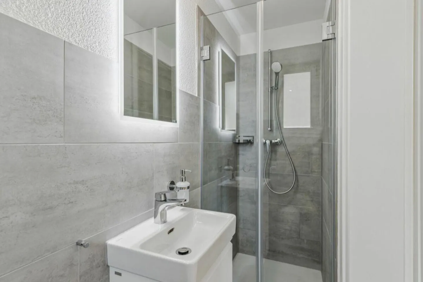 First occupancy! 3.5-room apartment in a separate house section with terrace - Photo 16 of 18