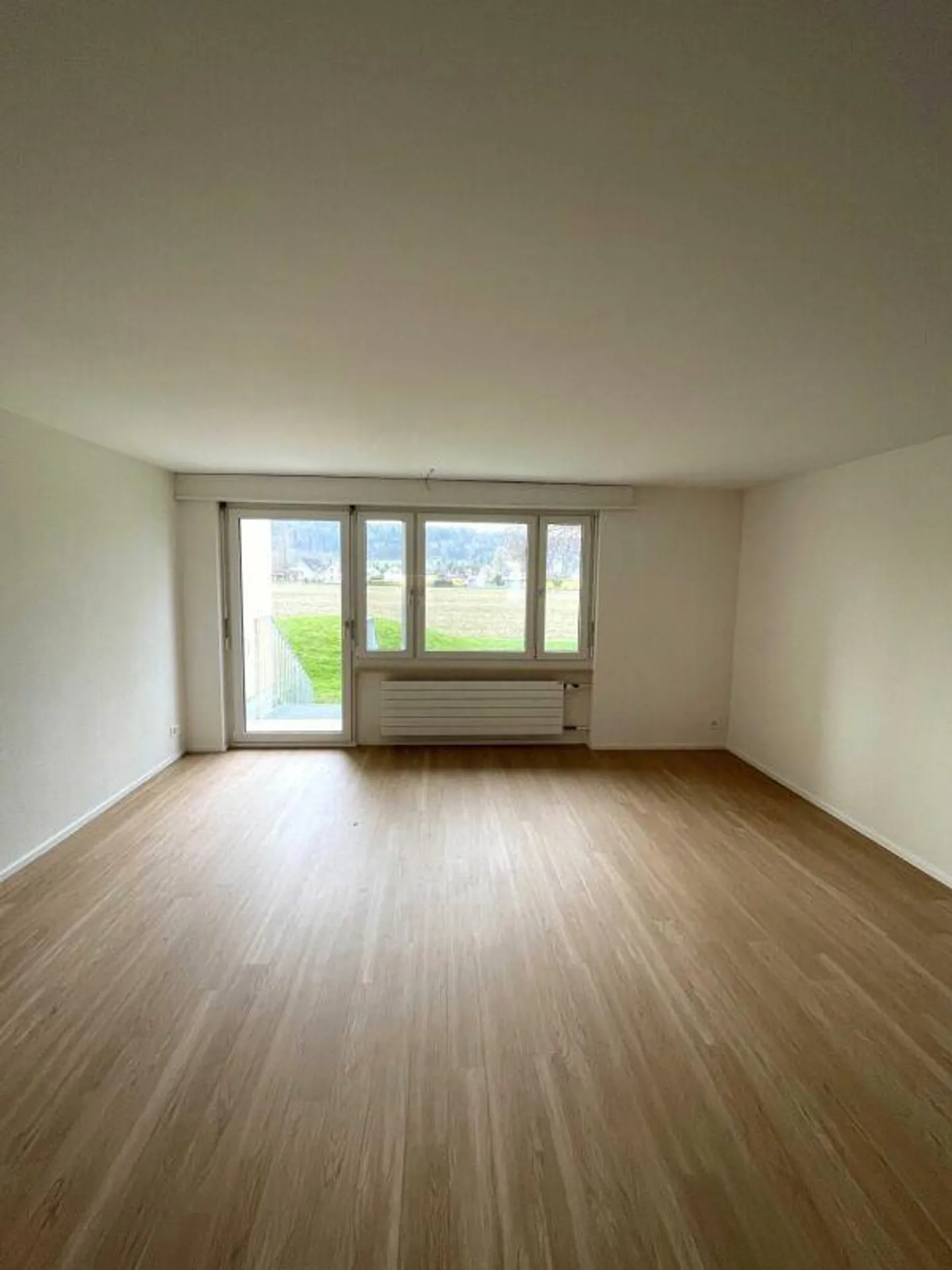 Appartement fraîchement rénové avec espace de sièges vert - Photo 5 sur 9