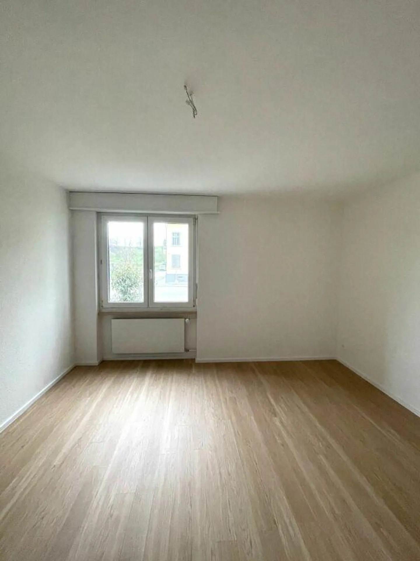 Appartement fraîchement rénové avec espace de sièges vert - Photo 6 sur 9