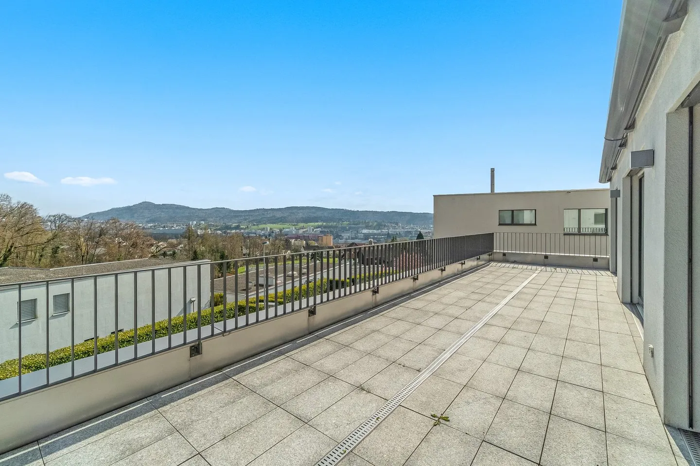 Modern terrace apartment with fantastic views - Photo 5 of 11