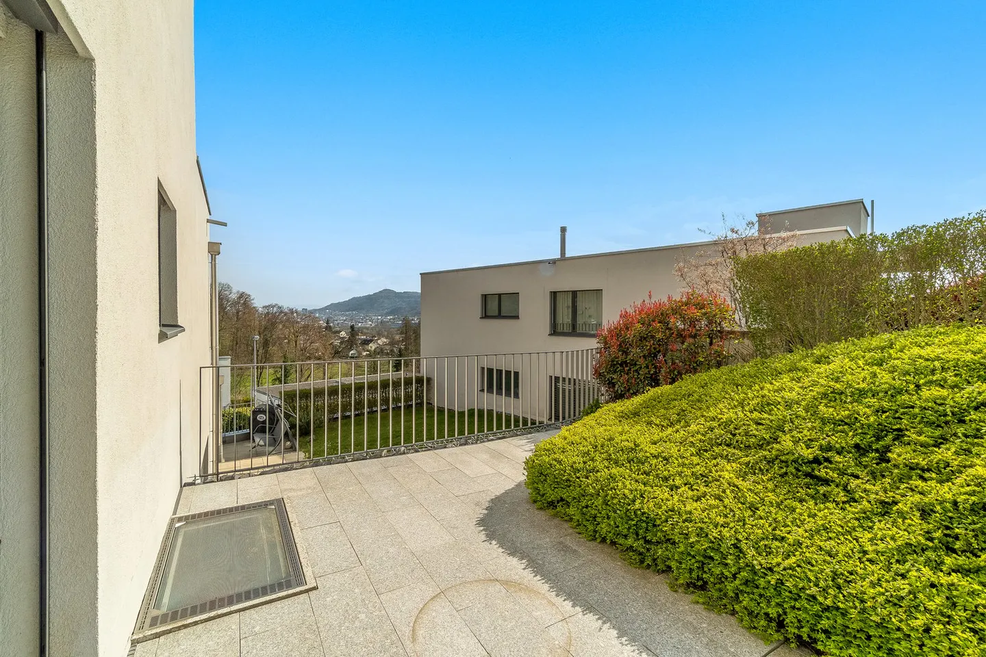 Modern terrace apartment with fantastic views - Photo 7 of 11