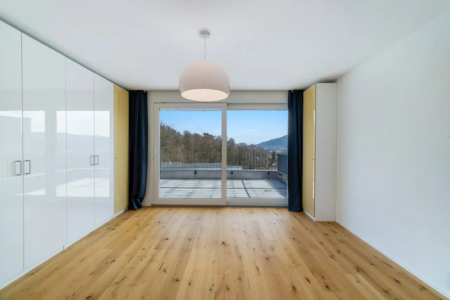 Modern terrace apartment with fantastic views - Photo 8 of 11