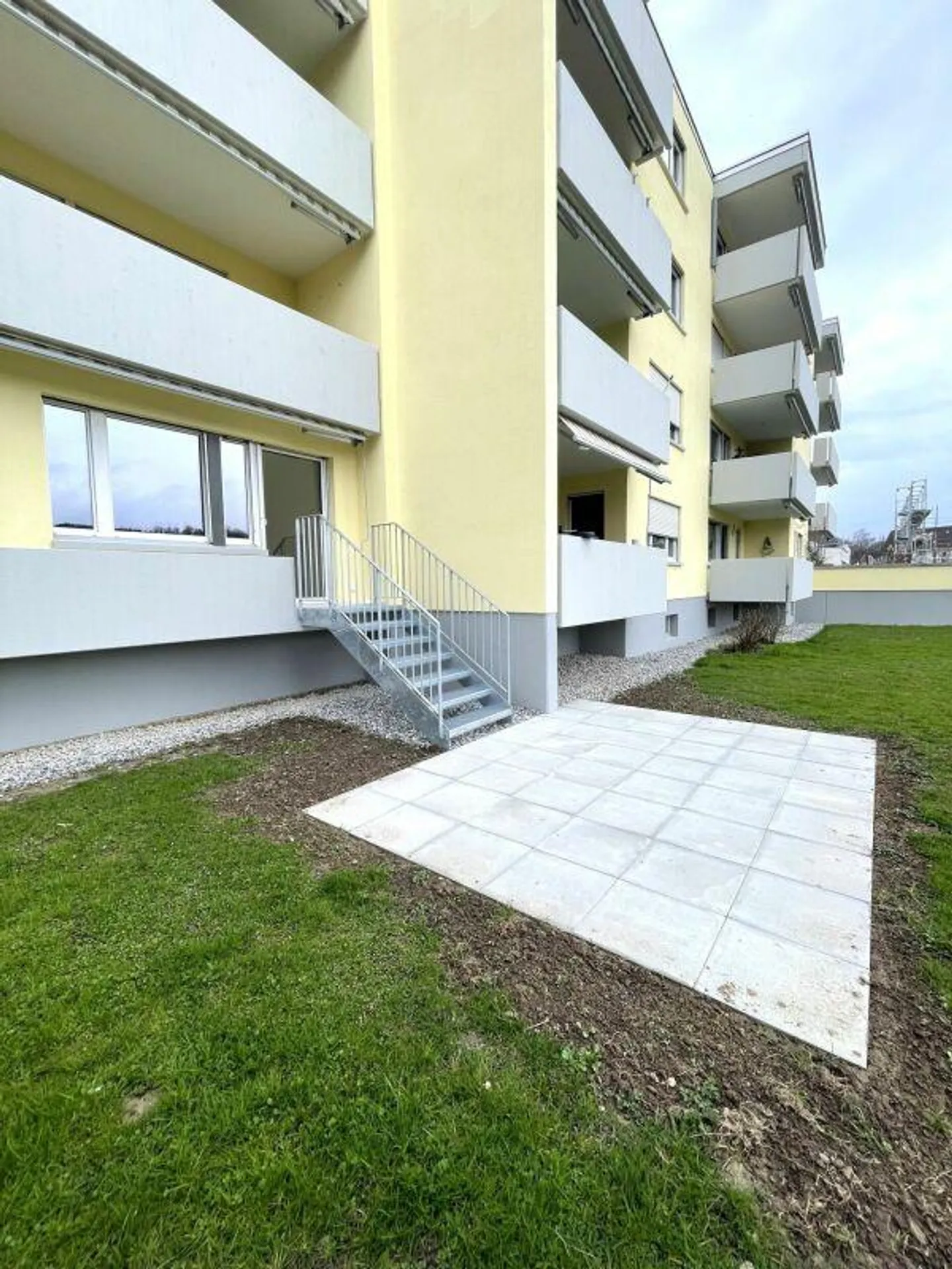 Appartement fraîchement rénové avec espace de sièges vert - Photo 8 sur 9