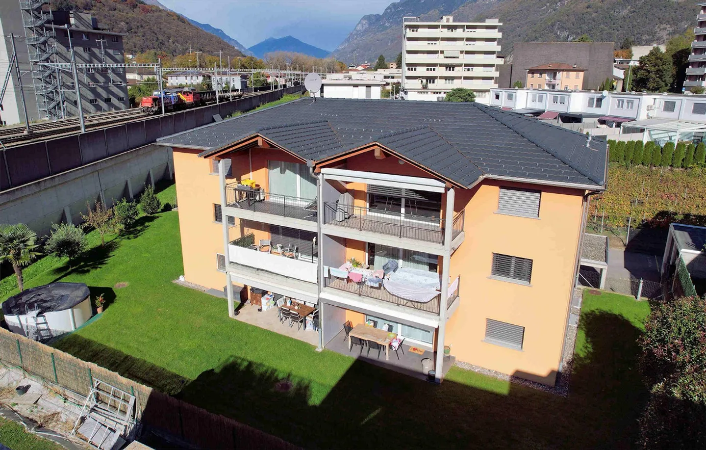 Appartamento con bel giardino in piccola costruzione elegante - Foto 2 di 17