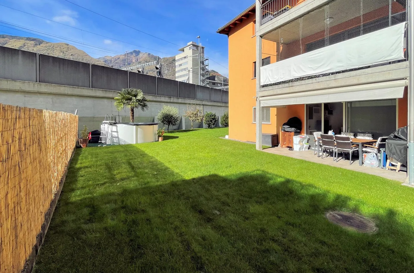 Appartamento con bel giardino in piccola costruzione elegante - Foto 4 di 17