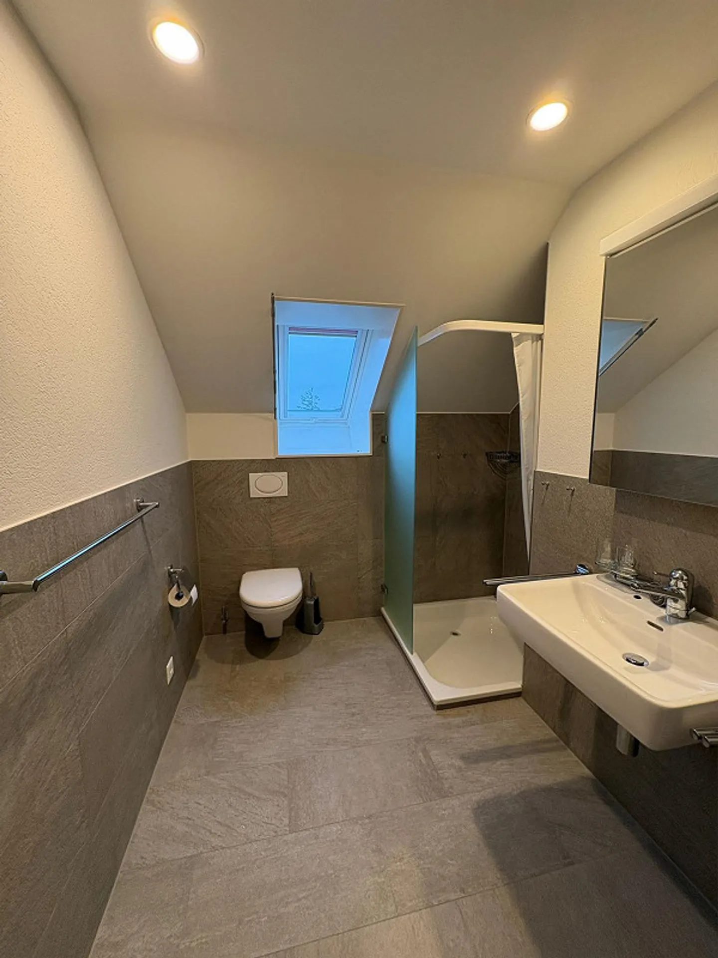 Appartement 3.5 pièces avec un très grand balcon et un agencement moderne - Photo 5 sur 11