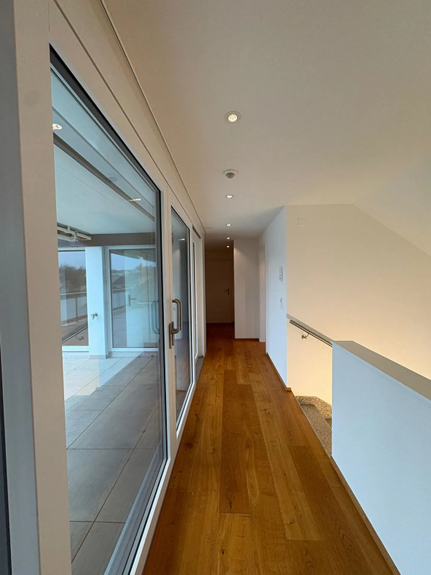 Appartement 3.5 pièces avec un très grand balcon et un agencement moderne - Photo 2 sur 11